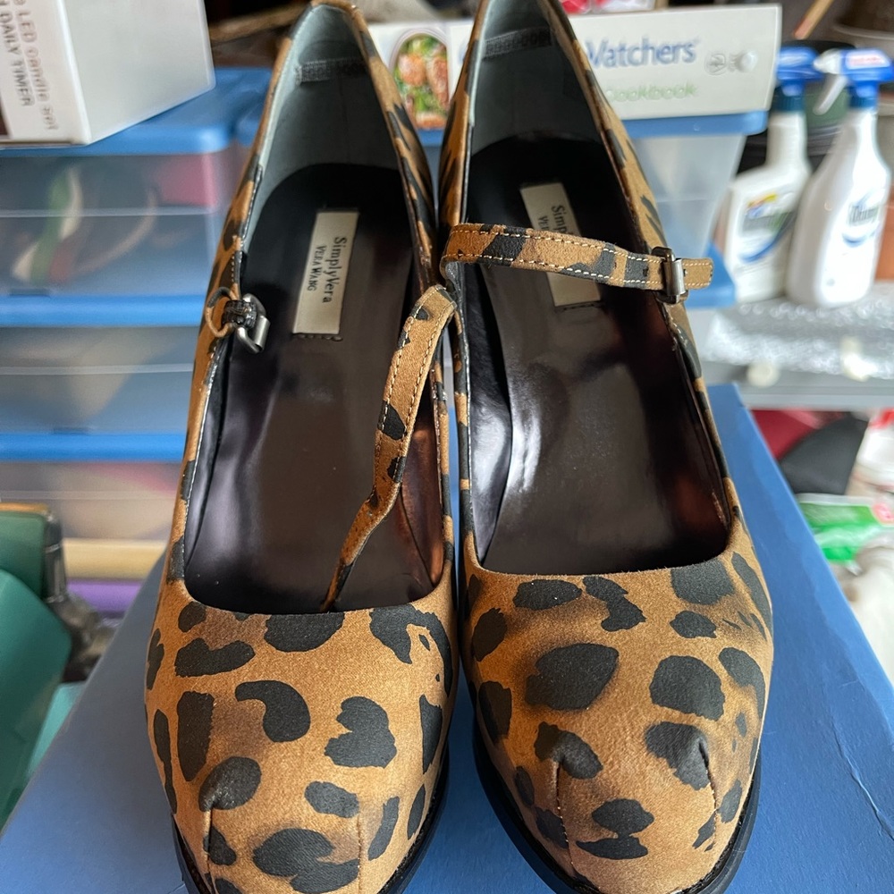 Vera Wang leopard print heels size 8.5